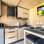 A Tiny House With A Garden And A Hot Tube 펜션 *