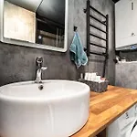 A Tiny House With A Garden And A Hot Tube 펜션 Pringi