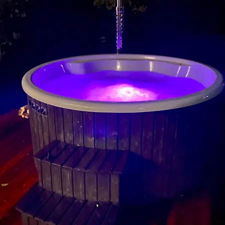 A Tiny House With A Garden And A Hot Tube Дом отдыха