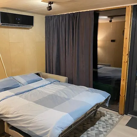 A Tiny House With A Garden And A Hot Tube * Pringi