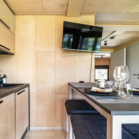 Nyaraló A Tiny House With A Garden And A Hot Tube