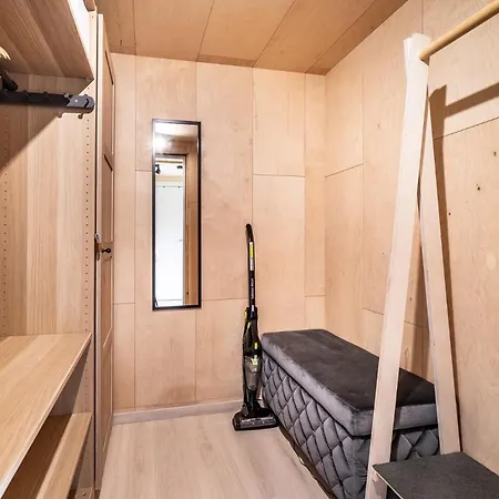 A Tiny House With A Garden And A Hot Tube Pringi