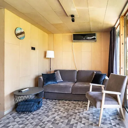 A Tiny House With A Garden And A Hot Tube Pringi