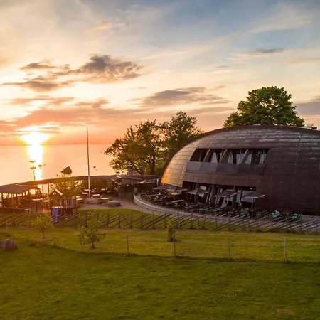 A Tiny House With A Garden And A Hot Tube * Pringi