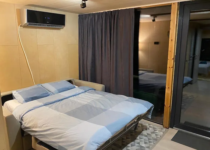 A Tiny House With A Garden And A Hot Tube * Pringi