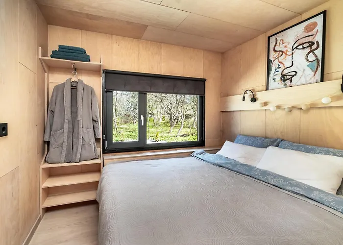 A Tiny House With A Garden And A Hot Tube *