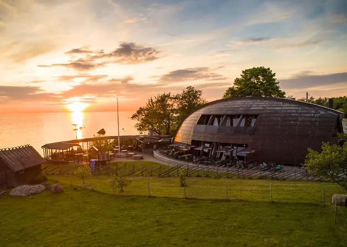 A Tiny House With A Garden And A Hot Tube * Pringi